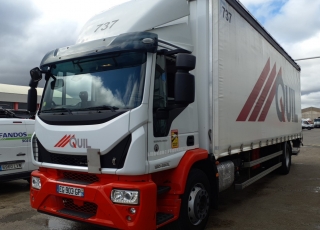 Camión IVECO Eurocargo ML190EL28/P con cabina corta, cambio automático, del año 2016 y 295.428km.

Carrozado con caja tauliner, paredes y techo correderas, y plataforma elevadora retráctil. 
Caja con unas medidas interiores de 8.47m de longitud x 2.47m de ancho x 2.63m de altura.

Precio 44.500€+IVA con camión reacondicionado, itv y tacografo en vigor, mantenimientos hechos y SIN garantía.