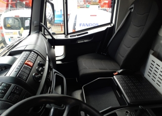 Camión IVECO Eurocargo ML190EL28/P con cabina corta, cambio automático, del año 2016 y 295.428km.

Carrozado con caja tauliner, paredes y techo correderas, y plataforma elevadora retráctil. 
Caja con unas medidas interiores de 8.47m de longitud x 2.47m de ancho x 2.63m de altura.

Precio 44.500€+IVA con camión reacondicionado, itv y tacografo en vigor, mantenimientos hechos y SIN garantía.