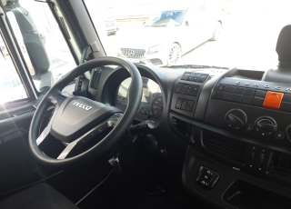 Camión IVECO Eurocargo ML190EL28/P con cabina corta, cambio automático, del año 2016 y 295.428km.

Carrozado con caja tauliner, paredes y techo correderas, y plataforma elevadora retráctil. 
Caja con unas medidas interiores de 8.47m de longitud x 2.47m de ancho x 2.63m de altura.

Precio 44.500€+IVA con camión reacondicionado, itv y tacografo en vigor, mantenimientos hechos y SIN garantía.