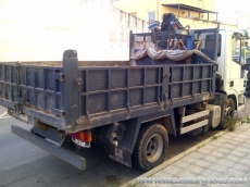 Camion IVECO ML100E18K, 4x2, año 2007, basculante con grúa Hiab 066D-2 DUA de 2 prolongas 