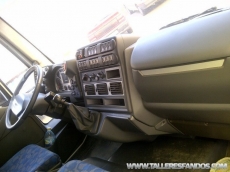 Camion IVECO ML100E18K, 4x2, año 2007, basculante con grúa Hiab 066D-2 DUA de 2 prolongas 