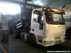 Camion IVECO ML100E18K, 4x2, año 2007, basculante con grúa Hiab 066D-2 DUA de 2 prolongas 