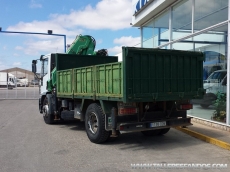 Camión IVECO ML180E28K, con tan solo 32.000km, del año 2004, lleva caja basculante y una grúa Toimil Modelo 165/6s con 6 salidas, cabrestante y radiomando, con 4 patas hidráulicas.