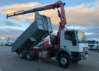 Used truck IVECO MP260E31/TN,  6X2, of 310cv, year 2000 with tipper box and with FASSI 195A.24 year 2005.