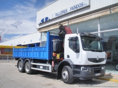 Camión Renault Lander 320.26, 6x4, con grua Fassi F325, del año 2011, con caja basculante.