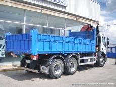 Camión Renault Lander 320.26, 6x4, con grua Fassi F325, del año 2011, con caja basculante.