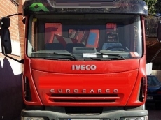 Camión IVECO Eurocargo ML180E28, del año 2005, 110.000km, ruedas muy buenas, con caja fija y grúa Fassi 140 de 4 prolongas hidráulicas y 1 manual.