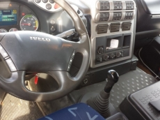 Camión de ocasión IVECO AD260S36Y/PT, 6x2, con tercer eje elevable, año 2007, con caja fija y grúa palfinger PK23002 con 6 salidas hidraulicasy 2 manuales, con cabrestante y mando.
