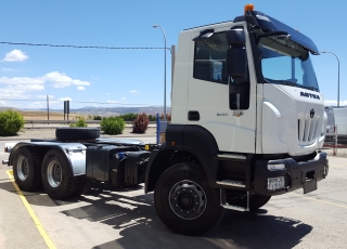 Nuevo IVECO ASTRA HD9 64.45, 6x4, con motor Cursor 13 de 450cv, Euro 6 E, cambio automatizado TRAXON, distancia entre ejes 3.800, con el siguiente equipamiento:

- Asiento del conductor con suspensión neumática, y asiento del acompañante regulable. 
- Filtro de aspiración en seco, con doble cartucho y ciclón. 
- Neumáticos: 385/65 R22,5+315/80 R 22,5 
- Rueda repuesto completa de auxilio  
- Aire acondicionado     
- Ventana Cabina trasera 
- Radio DAB 
- Bocina neumáticas en chasis 
- Avisador acústico marcha atrás  
- Espejos Eléctricos 
- TDF ZF NH4C 
- Design PACK 
- Hill Holder 
- Gancho Remolque Orlandi EH 506