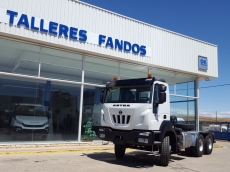 Nuevo IVECO ASTRA HD9 64.50, 6x4 de 500cv, Euro 6 con cambio manual.

- Cruise control
- Rejillas protección faros delanteros
- Aire acondicionado
- Visera 
- Gancho de maniobra trasero
- Espejos calefactados y telecomandados
- Asiento con suspensión neumática y ajuste lumbar.
- ABS
-Ventana trasera cabina
-Luces rotativas
-Deposito de Ad-Blue y filtro calefactados