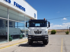 Nuevo IVECO ASTRA HD9 64.50, 6x4 de 500cv, Euro 6 con cambio manual.

- Cruise control
- Rejillas protección faros delanteros
- Aire acondicionado
- Visera 
- Gancho de maniobra trasero
- Espejos calefactados y telecomandados
- Asiento con suspensión neumática y ajuste lumbar.
- ABS
-Ventana trasera cabina
-Luces rotativas
-Deposito de Ad-Blue y filtro calefactados