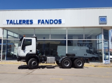 Nuevo IVECO ASTRA HD9 64.50, 6x4 de 500cv, Euro 6 con cambio manual.

- Cruise control
- Rejillas protección faros delanteros
- Aire acondicionado
- Visera 
- Gancho de maniobra trasero
- Espejos calefactados y telecomandados
- Asiento con suspensión neumática y ajuste lumbar.
- ABS
-Ventana trasera cabina
-Luces rotativas
-Deposito de Ad-Blue y filtro calefactados