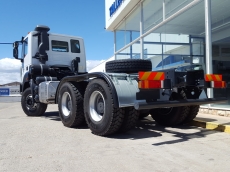 Nuevo IVECO ASTRA HD9 64.50, 6x4 de 500cv, Euro 6 con cambio manual.

- Cruise control
- Rejillas protección faros delanteros
- Aire acondicionado
- Visera 
- Gancho de maniobra trasero
- Espejos calefactados y telecomandados
- Asiento con suspensión neumática y ajuste lumbar.
- ABS
-Ventana trasera cabina
-Luces rotativas
-Deposito de Ad-Blue y filtro calefactados