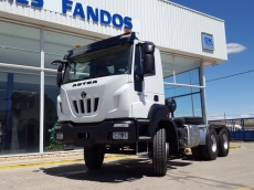 Nuevo IVECO ASTRA HD9 64.50, 6x4 de 500cv, Euro 6 con cambio manual.

- Cruise control
- Rejillas protección faros delanteros
- Aire acondicionado
- Visera 
- Gancho de maniobra trasero
- Espejos calefactados y telecomandados
- Asiento con suspensión neumática y ajuste lumbar.
- ABS
-Ventana trasera cabina
-Luces rotativas
-Deposito de Ad-Blue y filtro calefactados