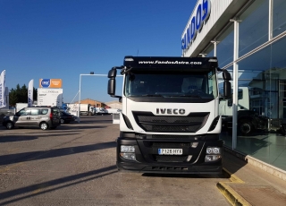 Cabeza tractora IVECO AT440S42T/P, Hi Road, manual, Euro 6, del año 2014 con 160.450km, con equipo hidráulico y bañera del año 2006, de dos ejes con doble rueda, suspensión de ballesta y frenos de tambor.