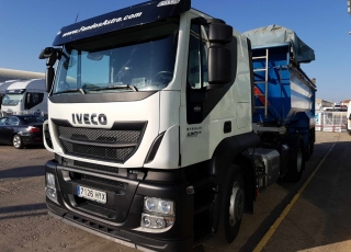 Cabeza tractora IVECO AT440S42T/P, Hi Road, manual, Euro 6, del año 2014 con 160.450km, con equipo hidráulico y bañera del año 2006, de dos ejes con doble rueda, suspensión de ballesta y frenos de tambor.