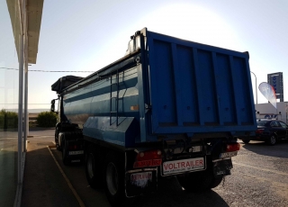 Cabeza tractora IVECO AT440S42T/P, Hi Road, manual, Euro 6, del año 2014 con 160.450km, con equipo hidráulico y bañera del año 2006, de dos ejes con doble rueda, suspensión de ballesta y frenos de tambor.