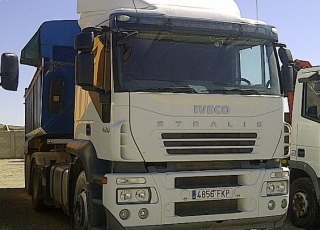 Tractora IVECO AT440S42TP, manual con intarder,  con bañera de hierro basculante de dos ejes.

VENDIDO