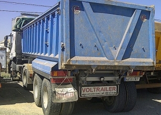 Tractora IVECO AT440S42TP, manual con intarder,  con bañera de hierro basculante de dos ejes.

VENDIDO