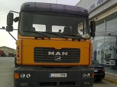 Tractora MAN 19.414 FLT, 4x4, 420CV, con suspensión de ballestas y equipo hidraulico. Fabricación año 2000.