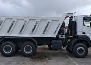 Camión dumper  EURO3
ASTRA HD9 64.38 6x4, 380cv 

Con climatizador aire acondicionado,
Visera,
Avisador acústico de marcha atrás,
Ballestas anteriores y posteriores reforzadas,
Faros rotativos.


Camión caja volquete para rocas CANTONI de 15m3.