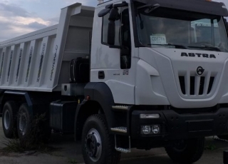 Camión dumper  EURO3
ASTRA HD9 64.38 6x4, 380cv 

Con climatizador aire acondicionado,
Visera,
Avisador acústico de marcha atrás,
Ballestas anteriores y posteriores reforzadas,
Faros rotativos.


Camión caja volquete para rocas CANTONI de 15m3.