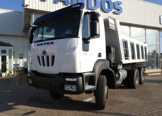 Nuevo IVECO ASTRA HD9 64.45, 6x4, con motor Cursor 13 de 450cv, Euro 6 con el siguiente equipamiento:

 - Aire acondicionado.
 - Visera.
 - Espejos eléctricos.
 - Asiento conductor Confort.
 - Gancho de maniobra trasero.
 - Radio Bluetooh con manos libres.
 - Ventana trasera.
  - Cambio manual.

Carrozado con caja volquete CANTONI de 14m3.