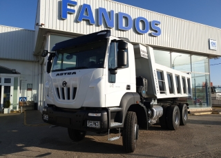 Nuevo IVECO ASTRA HD9 64.45, 6x4, con motor Cursor 13 de 450cv, Euro 6 con el siguiente equipamiento:

 - Aire acondicionado.
 - Visera.
 - Espejos eléctricos.
 - Asiento conductor Confort.
 - Gancho de maniobra trasero.
 - Radio Bluetooh con manos libres.
 - Ventana trasera.
  - Cambio manual.

Carrozado con caja volquete CANTONI de 14m3.