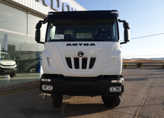 Nuevo IVECO ASTRA HD9 64.45, 6x4, con motor Cursor 13 de 450cv, Euro 6 con el siguiente equipamiento:

 - Aire acondicionado.
 - Visera.
 - Espejos eléctricos.
 - Asiento conductor Confort.
 - Gancho de maniobra trasero.
 - Radio Bluetooh con manos libres.
 - Ventana trasera.
  - Cambio manual.

Carrozado con caja volquete CANTONI de 14m3.