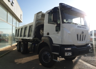 Nuevo IVECO ASTRA HD9 64.45, 6x4, con motor Cursor 13 de 450cv, Euro 6 con el siguiente equipamiento:

 - Aire acondicionado.
 - Visera.
 - Espejos eléctricos.
 - Asiento conductor Confort.
 - Gancho de maniobra trasero.
 - Radio Bluetooh con manos libres.
 - Ventana trasera.
  - Cambio manual.

Carrozado con caja volquete CANTONI de 14m3.