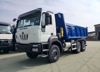 Nuevo IVECO ASTRA HD9 64.45, 6x4, con motor Cursor 13 de 450cv, Euro 6 con el siguiente equipamiento:

 - Aire acondicionado.
 - Visera.
 - Espejos eléctricos.
 - Asiento conductor Confort.
 - Gancho de maniobra trasero.
 - Radio Bluetooh con manos libres.
 - Ventana trasera.
  - Cambio manual.

Carrozado con caja volquete GERVASI de 14m3.