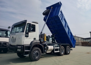 Nuevo IVECO ASTRA HD9 64.45, 6x4, con motor Cursor 13 de 450cv, Euro 6 con el siguiente equipamiento:

 - Aire acondicionado.
 - Visera.
 - Espejos eléctricos.
 - Asiento conductor Confort.
 - Gancho de maniobra trasero.
 - Radio Bluetooh con manos libres.
 - Ventana trasera.
  - Cambio manual.

Carrozado con caja volquete GERVASI de 14m3.