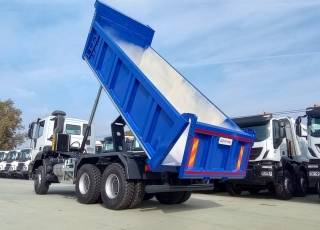 Nuevo IVECO ASTRA HD9 64.45, 6x4, con motor Cursor 13 de 450cv, Euro 6 con el siguiente equipamiento:

 - Aire acondicionado.
 - Visera.
 - Espejos eléctricos.
 - Asiento conductor Confort.
 - Gancho de maniobra trasero.
 - Radio Bluetooh con manos libres.
 - Ventana trasera.
  - Cambio manual.

Carrozado con caja volquete GERVASI de 14m3.