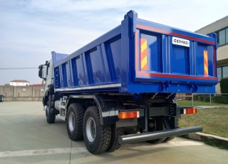 Nuevo IVECO ASTRA HD9 64.45, 6x4, con motor Cursor 13 de 450cv, Euro 6 con el siguiente equipamiento:

 - Aire acondicionado.
 - Visera.
 - Espejos eléctricos.
 - Asiento conductor Confort.
 - Gancho de maniobra trasero.
 - Radio Bluetooh con manos libres.
 - Ventana trasera.
  - Cambio manual.

Carrozado con caja volquete GERVASI de 14m3.