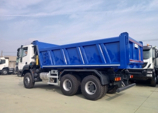 Nuevo IVECO ASTRA HD9 64.45, 6x4, con motor Cursor 13 de 450cv, Euro 6 con el siguiente equipamiento:

 - Aire acondicionado.
 - Visera.
 - Espejos eléctricos.
 - Asiento conductor Confort.
 - Gancho de maniobra trasero.
 - Radio Bluetooh con manos libres.
 - Ventana trasera.
  - Cambio manual.

Carrozado con caja volquete GERVASI de 14m3.