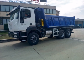 Nuevo IVECO ASTRA HD9 64.45, 6x4, con motor Cursor 13 de 450cv, Euro 6 con el siguiente equipamiento:

 - Aire acondicionado.
 - Visera.
 - Espejos eléctricos.
 - Asiento conductor Confort.
 - Gancho de maniobra trasero.
 - Radio Bluetooh con manos libres.
 - Ventana trasera.
  - Cambio manual.

Carrozado con caja volquete GERVASI de 14m3.