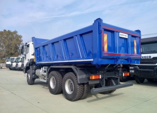 Nuevo IVECO ASTRA HD9 64.45, 6x4, con motor Cursor 13 de 450cv, Euro 6 con el siguiente equipamiento:

 - Aire acondicionado.
 - Visera.
 - Espejos eléctricos.
 - Asiento conductor Confort.
 - Gancho de maniobra trasero.
 - Radio Bluetooh con manos libres.
 - Ventana trasera.
  - Cambio manual.

Carrozado con caja volquete GERVASI de 14m3.