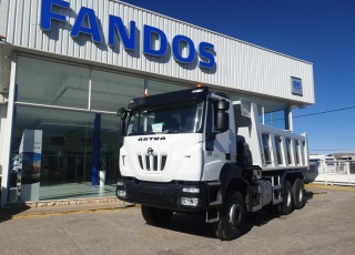 Nuevo IVECO ASTRA HD9 64.50, 6x4 de 500cv, Euro 6 con el siguiente equipamiento:

 - Aire acondicionado.
 - Visera.
 - Asiento conductor Confort.
 - Gancho de maniobra trasero.
 - Radio Bluetooh con manos libres.
  - Cambio manual.

Carrozado con caja volquete CANTONI de 14m3.