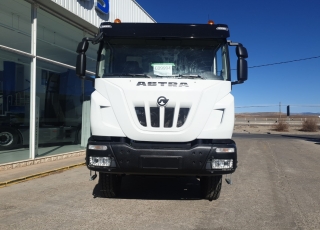 Nuevo IVECO ASTRA HD9 64.50, 6x4 de 500cv, Euro 6 con el siguiente equipamiento:

 - Aire acondicionado.
 - Visera.
 - Asiento conductor Confort.
 - Gancho de maniobra trasero.
 - Radio Bluetooh con manos libres.
  - Cambio manual.

Carrozado con caja volquete CANTONI de 14m3.