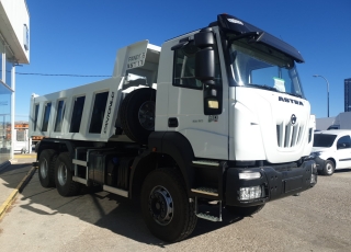 Nuevo IVECO ASTRA HD9 64.50, 6x4 de 500cv, Euro 6 con el siguiente equipamiento:

 - Aire acondicionado.
 - Visera.
 - Asiento conductor Confort.
 - Gancho de maniobra trasero.
 - Radio Bluetooh con manos libres.
  - Cambio manual.

Carrozado con caja volquete CANTONI de 14m3.