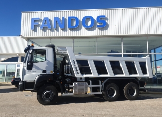 Nuevo IVECO ASTRA HD9 64.50, 6x4 de 500cv, Euro 6 con el siguiente equipamiento:

 - Aire acondicionado.
 - Visera.
 - Asiento conductor Confort.
 - Gancho de maniobra trasero.
 - Radio Bluetooh con manos libres.
  - Cambio manual.

Carrozado con caja volquete CANTONI de 14m3.