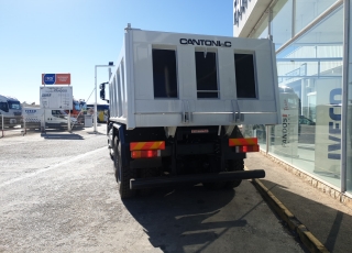 Nuevo IVECO ASTRA HD9 64.50, 6x4 de 500cv, Euro 6 con el siguiente equipamiento:

 - Aire acondicionado.
 - Visera.
 - Asiento conductor Confort.
 - Gancho de maniobra trasero.
 - Radio Bluetooh con manos libres.
  - Cambio manual.

Carrozado con caja volquete CANTONI de 14m3.