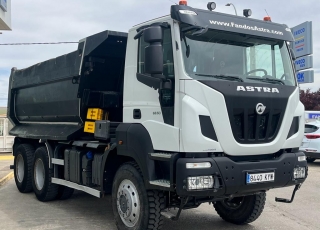 Dumper ASTRA HD9 66.50, 
Configuración 6x6, 
con motor Cursor 13 de 500cv, Euro 6 E,
cambio Manual,
GVW de 40 Toneladas,
Neumáticos 325/95R24,
Caja transfer Steyr VG2700,
Freno estacionamiento en todos los ejes,
Barras estabilizadoras,
Espejos calefactados y telecomandados,
Asiento con suspensión neumática,
Ballestas reforzadas,
Bloque diferencial delantero y en ejes traseros,
Quinto punto de sujeción en cambio,
Barra techo multifución con focos y rotativos led.

Del año 2019, con tan solo 36.533km.