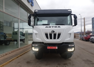 Nuevo IVECO ASTRA HD9 84.45, 8x4 de 450cv, Euro 6 con el siguiente equipamiento:

 - Aire acondicionado.
 - Visera.
 - Espejos eléctricos.
 - Asiento conductor Confort.
 - Gancho de maniobra trasero.
 - Radio Bluetooh con manos libres.
 - Ventana tras cabina.
 - Cambio manual.

Carrozado con caja volquete GERVASI de 20m3.