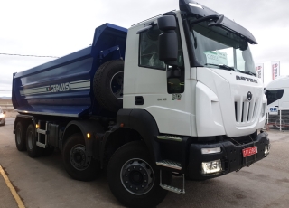 Nuevo IVECO ASTRA HD9 84.45, 8x4 de 450cv, Euro 6 con el siguiente equipamiento:

 - Aire acondicionado.
 - Visera.
 - Espejos eléctricos.
 - Asiento conductor Confort.
 - Gancho de maniobra trasero.
 - Radio Bluetooh con manos libres.
 - Ventana tras cabina.
 - Cambio manual.

Carrozado con caja volquete GERVASI de 20m3.