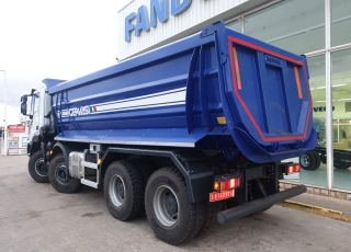 Nuevo IVECO ASTRA HD9 84.45, 8x4 de 450cv, Euro 6 con el siguiente equipamiento:

 - Aire acondicionado.
 - Visera.
 - Espejos eléctricos.
 - Asiento conductor Confort.
 - Gancho de maniobra trasero.
 - Radio Bluetooh con manos libres.
 - Ventana tras cabina.
 - Cambio manual.

Carrozado con caja volquete GERVASI de 20m3.