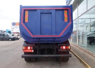 Nuevo IVECO ASTRA HD9 84.45, 8x4 de 450cv, Euro 6 con el siguiente equipamiento:

 - Aire acondicionado.
 - Visera.
 - Espejos eléctricos.
 - Asiento conductor Confort.
 - Gancho de maniobra trasero.
 - Radio Bluetooh con manos libres.
 - Ventana tras cabina.
 - Cambio manual.

Carrozado con caja volquete GERVASI de 20m3.