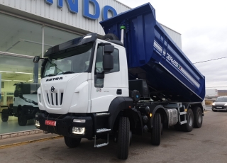 Nuevo IVECO ASTRA HD9 84.45, 8x4 de 450cv, Euro 6 con el siguiente equipamiento:

 - Aire acondicionado.
 - Visera.
 - Espejos eléctricos.
 - Asiento conductor Confort.
 - Gancho de maniobra trasero.
 - Radio Bluetooh con manos libres.
 - Ventana tras cabina.
 - Cambio manual.

Carrozado con caja volquete GERVASI de 20m3.