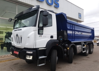 Nuevo IVECO ASTRA HD9 84.45, 8x4 de 450cv, Euro 6 con el siguiente equipamiento:

 - Aire acondicionado.
 - Visera.
 - Espejos eléctricos.
 - Asiento conductor Confort.
 - Gancho de maniobra trasero.
 - Radio Bluetooh con manos libres.
 - Ventana tras cabina.
 - Cambio manual.

Carrozado con caja volquete GERVASI de 20m3.