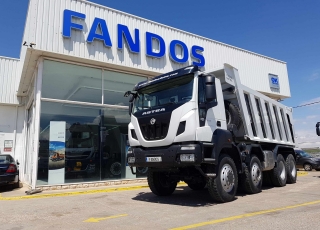 Camión dumper 
Iveco ASTRA HD9 86.50 8×6, 
eje delantero Kessler, 
un motor CURSOR 13 de 500cv,
cambio ASTRONIC con INTARDER 
y con 35 Tn de capacidad de carga, 
 un tiempo de transporte más reducido, 
un consumo de combustible menor 
y un coste de transporte por tonelada más bajo. 
De ahí que muchas explotaciones, al conocer las ventajas de estas unidades, estén  renovando su flota por este tipo de camiones.

- Motor Cursor 13, 500cv
- Cambio Astronic 16v con Intarder
- Eje delantero KESSLER.
- Caja transfer STEYR VG2700
- Neumáticos Michelin 325/95R24
- Aire acondicionado.
- Visera.
- Avisador acústico marcha atrás.
- Barras estabilizadoras en todos los ejes.
- Espejos eléctricos y calefactados.
- Asiento con suspensión neumática.
- Ventanas traseras en cabina.
- Radio Bluetooth.
- ABS y ASR of-road.
- 5º punto de sujeción del cambio.
- Escalón de inspección.
- Protector del radiador.
- Sistema de adblue calefactado.
- Camara trasera con pantalla en cabina.

Camión caja volquete CANTONI de 20m3.